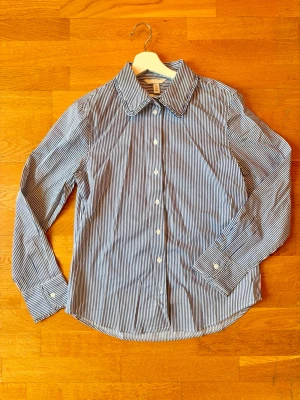 Randig blå skjorta! - Väldig fin och skön blå, randig skjorta från H&M💙 passar till vad som helst! 100% cotton✨ Helt ny! Original pris: 300kr  Säljer för: 150kr