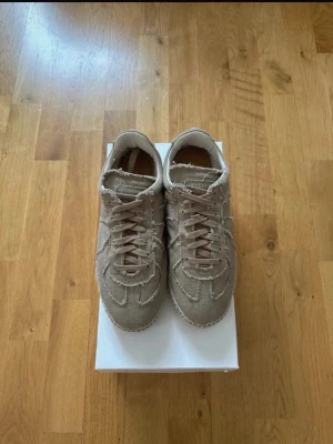 Maison Margiela Canvas Espadrille Sneakers – Strl 40 (helt nya) - Säljer ett par helt nya Maison Margiela sneakers i espadrille/canvas-modell. Aldrig använda, kommer med originalbox.  Perfekta till våren/sommaren – väldigt stilrena och svåra att få tag på. Pris kan diskuteras, hör av dig för mer info och bilder 🤙