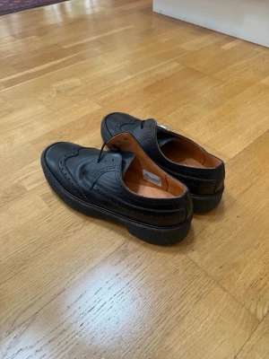 Playboy svarta läderloafers - Säljer ett par vintage loafers från Playboy. Skorna är i läder och inköpta runt 80-tal 