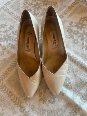 Beige pumps från Michel Sac - Snygga beige pumps från Michel Sac med spetsig tå och låg klack. Storlek 38,5 🌻