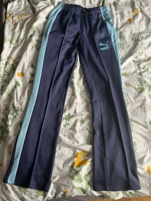 Puma byxor - Lågmidjade mjukis från Puma med lite bootcut. Lite slitna längst ner på benet