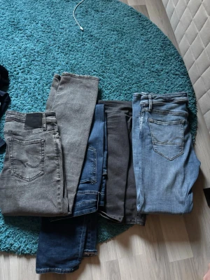 Fyra jeans - 3 par jack and Jones och 1 par replay. Storlek 31/32-32. 150kr styck eller 400 för alla