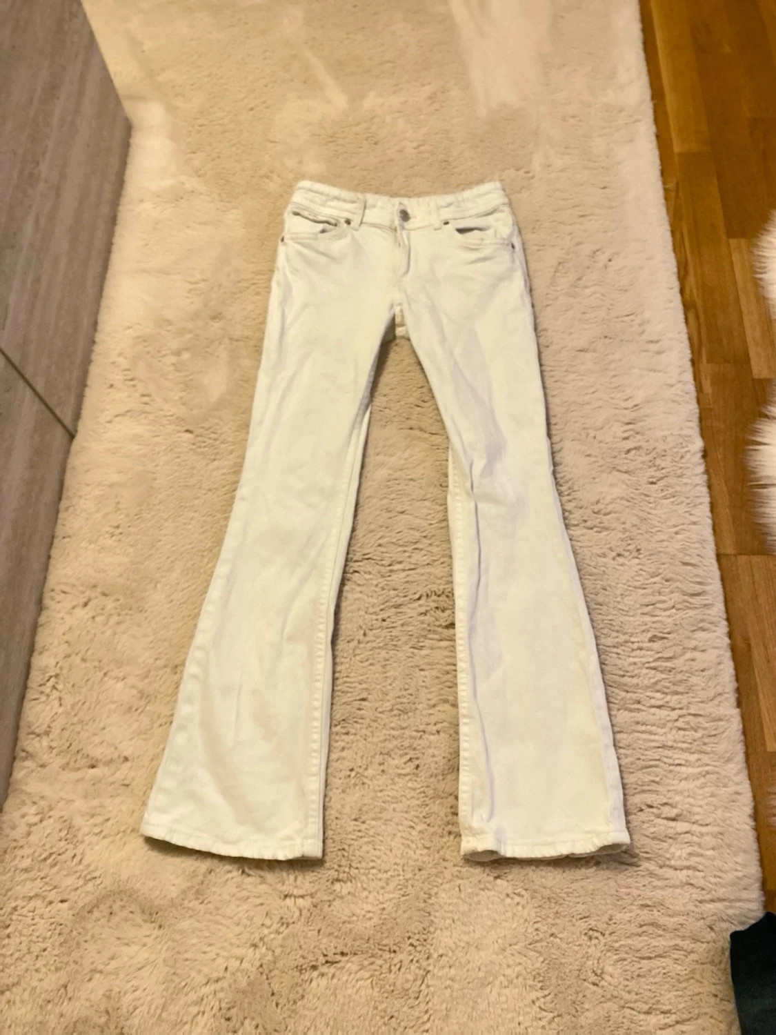 Vita bootcut jeans med fickor