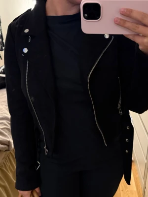 Svart biker skinnjacka med dragkedjor - Säljer min mocka jacka från Nelly!💕☺️