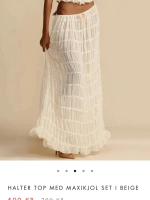 SÖKER lowwaist kjol från NOVAO - SÖKER denna lågmidjade kjol från Novao i minsta möjliga strl, om den det är Xs eller S, hann kolla ut den på hemsidan innan den blev slutsåld!! Om någon har denna i nytt eller mycket bra skick och kan tänka sig sälja för ett rimligt pris, skriv gärna till mig💞