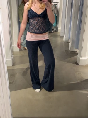 Mörkblå spetsig linnetopp - Säljer en mörkblå linnetopp med spetsmönster och v-ringad hals. Toppen är ärmlös och har en slim passform som framhäver siluetten. Supersnygg men tyvärr för liten och kan inte lämna tillbaka. Aldrig använd men köpt dyr på subdued. 