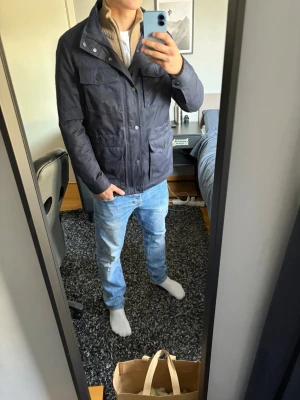 Field jacket - Snygg mörkblå field jacket i helt nytt skick. Kostar 600kr.