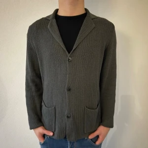 Massimo Dutti Cardigan - Storlek M - Tja. Säljer denna extremt snygga cardigan från Massimo dutti. Denna är i nyskick, använd fåtal gånger. Tveka inte på att ställa frågor! ☺️