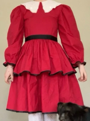 Vintage klänning - Resåren i ärmarna är kaputt, jag sydde bara in en tråd och rynkade den så att de skulle få tillbaka sin form. Har man möjlighet att byta resåren så gör det! Finns lite slitage och några fläckar men det är inget som direkt märks av. Klänningen verkar vara hemsydd så storleken är okänd men uppskattar att den passar 146/Xxs!