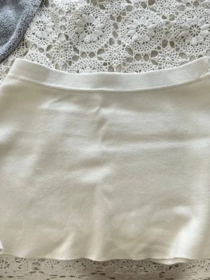 Kjol - Säljer den här kjolen från BikBok i storlek S. Materialet är stickat. Använt två gånger och inga defekter!💞