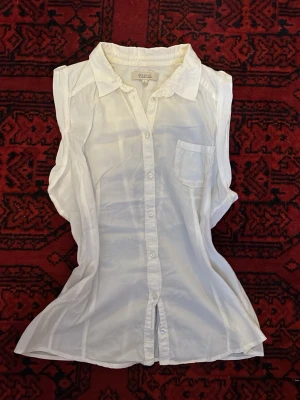 Vit tröja - Otroligt snygg tröja från y2k. Tröjan är L men passar perfekt S. Är knappast använt.