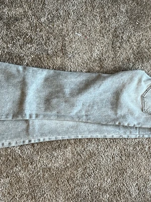 Gråa jeans (oanvända) - Säljer ett par gråa jeans ifrån lager 157 då de var för småa. Helt oanvänd, har även tagen kvar ❤️