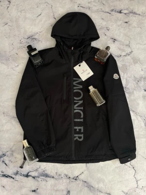 Windbreaker  - En jätte fin windbreaker ifrån Monclear. Jackan har inga defekter därmed i nyskick. Säljs pga ingen användning.                                                           Priset kan diskuteras!