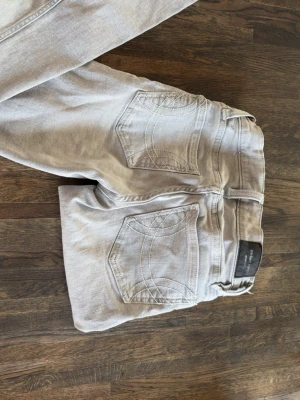 Gråa jeans bootcut - Fina ljus gråa jeans från gina i storlek 32🩷 säljer pga att dom inte kommer till användning 💕