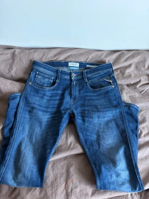 Replay anbass - Replay anbass i modellen ”aged 5 years” sjukt feta jeans. Skick är 10/10 köpta för bara en månad sedan från Zalando. Nypris köptes för 1499kr mitt pris 699. Helt nya bara använda någon gång. Strl 29/30.