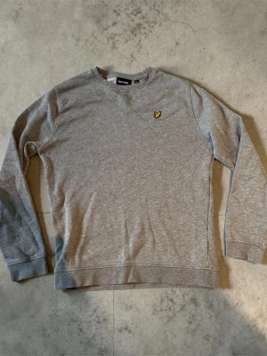 Grå sweatshirt från Lyle & Scott - En grå sweatshirt från Lyle & Scott passar dig som är runt 165-170lägg gärna prisförslag de flesta kommer accepteras det är bara o skriva om de är nått