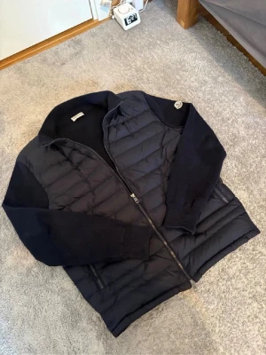 Moncler Cardigan  - En mörkblå Moncler Cardigan i storlek L men passar som M ☺️Passar folk som är mellan 175-185 cm långa ☺️ inga defekter eller skador ☺️OBS‼️Om man köper för de priset som den är ute för så får man med en Morris tröja som också ligger ute för salu i min profil! ☺️