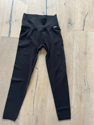 Svarta leggings Aim'n med hög midja - Säljer ett par svarta leggings från Aim'n!🌸