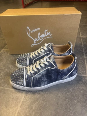 Christian Louboutin Monogram | 42 - Säljer dessa otroligt sällsynta loubsen i monogram tema. | Size 42 | Box finns | ÄKTA | Mycket bra skick