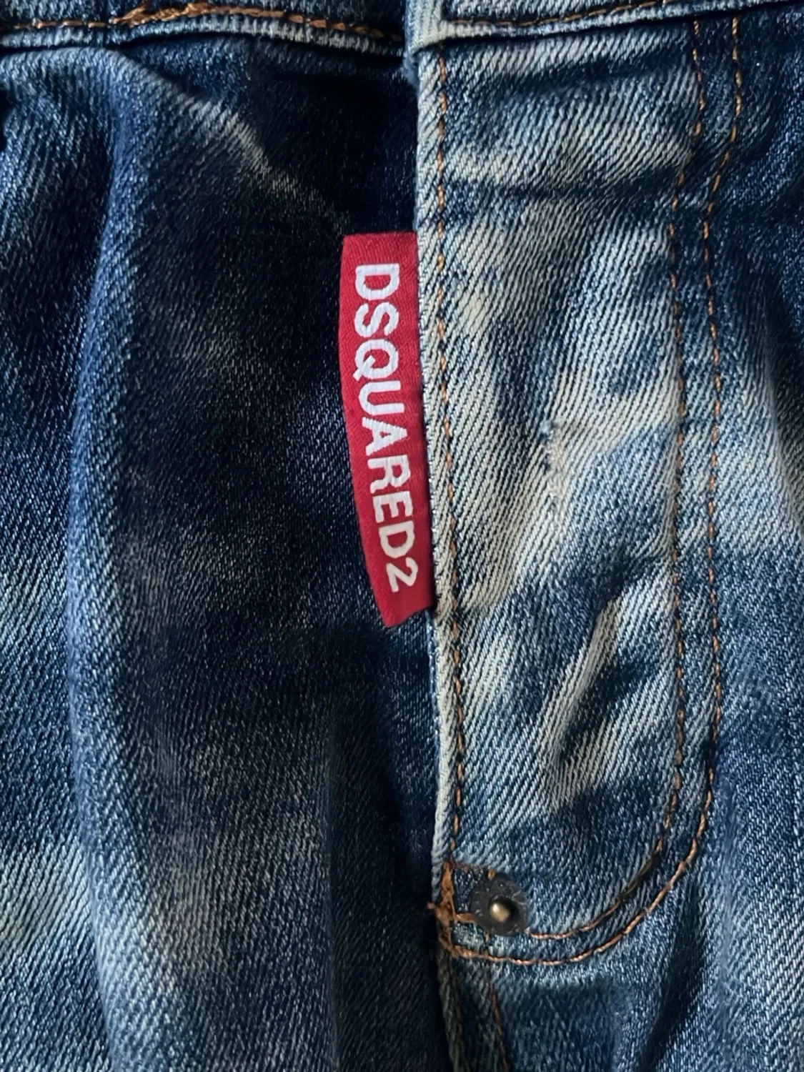 Blå distressed jeans med färgstänk - 2