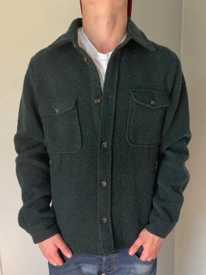 Les Deux Overshirt  - Snygg grön Overshirt från Les Deux. Storleken M. Nypris ligger runt 900kr. Vårt pris är inte skrivet i sten!🙃