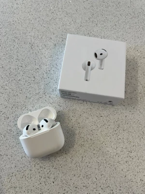 Hörlurar 4 – trådlösa med laddningsetui - Smidiga hörlurar utan sladd – bra ljud och stabil anslutning. Originalförpackning och laddningsetui ingår. Pris kan förhandlas. Snabb leverans och ordentlig packning. Vid frågor är det bara att skriva!