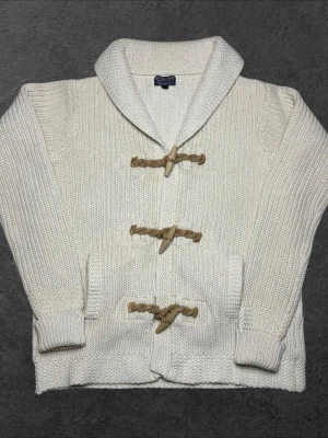 Polo Ralph Lauren grovstickad kofta - herr strl L - Säljer en beige Polo Ralph Lauren grovstickad kofta med träspännen i storlek L  👕 Märke: Polo Ralph Lauren 📏 Storlek: L 🎨 Färg: Beige 🧵 Material: 83% bomull, 17% linne 📐 Mått: Längd 73 cm, bredd 53 cm 📍 Skick: Mycket bra skick, storleksetikett trasig (se bilder)  💬 Har du några frågor är det bara att höra av dig! 💰 Vid snabb affär kan priset diskuteras. 📦 Skickar alltid inom 24 timmar!