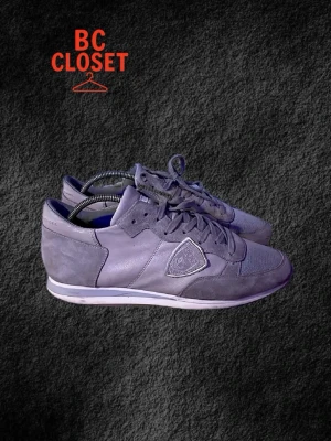 Grå Trainers Phillipe Models 40 (FRI FRAKT!!) - Feta grå trainers ifrån Phillipe Model! Box ingår. Dessa skor är perfekt nu under vintern men passar även hur bra som helst nu intill våren och sommaren. Skorna är i storlek 40. Säljs extra billigt på grund av mikrodefekter som slitage vid undersulan, men det påverkar knappt helheten av varan alls. Priset är diskuterbart, kontakta mig för alla frågor och funderingar! ✅🤝