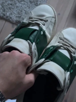 Vita och gröna sneakers med retrostil - Säljer ett par unika gröna valentino open 