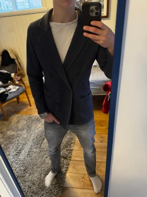 John Henric Kavaj - Snygg grå John Henric dubbelknäppt kavaj | Kanon skick | Modellen på bilden är 182 och väger 70 kg | P040