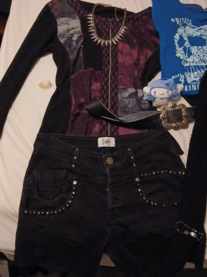 MELISSA  - Style bundle. ska köpas av någon, KÖP INTE                      7 plagg/kläder/väska och 2 saker. -mössan och gosedjuret av pris anledningar.