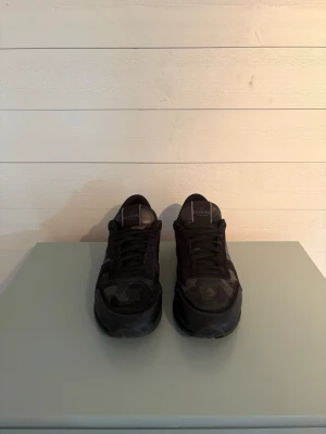 Svarta sneakers från Valentino - Säljer nu mina Valentino Rockrunners då jag vill ha något annat. Dem är i storleken 44 och är använda i cirka 3 månader. Byten kan vara intressant om det är Lanvin eller valentino flycrew. Pris ej hugget i sten! OBS endast skorna fås med! 