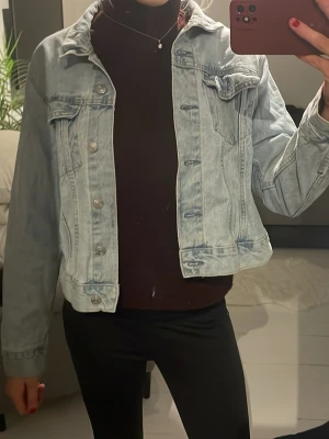 Jeans jacka - Blå jeans jacka, storlek m men sitter som s/xs