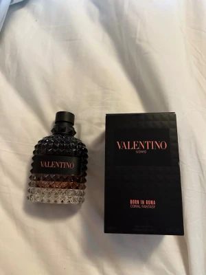 Valentino Uomo Born In Roma Coral Fantasy - Valentino Uomo Born In Roma Coral Fantasy Eau de Toilette 100 ml. Flaskan har en cool nitar-design i glas med svart och bärnstensfärgad toning. Förpackningen är svart med korallfärgade detaljer och modern känsla. Perfekt för dig som gillar exklusiva och trendiga dofter. De e typ 95 ml kvar använd lite. 