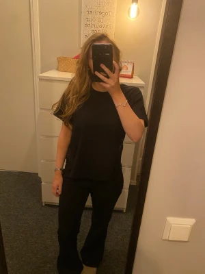 Spets Tshirt - En svart t-shirt med spets rygg och liten slits på vardera sida. Helt ny utan prislapp så i helt nytt skick. Nypris- 300kr. Tveka inte på att höra av dig om du har funderingar kring något!🫶🏻