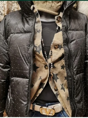 Tuff jacka från QNUS med Rhinerstenar stl. S/M - Snygg svart pufferjacka med små rjinerstenat och hög krage. Jackan har dragkedja framtill och quiltad design som ger en cool look. Perfekt för kalla vinterdagar och enkel att matcha med olika outfits. Ny med tags kvar.