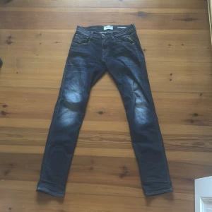 Mörkblå slim fit jeans från Replay - Säljer ett par mörkblå slim fit jeans (anbass) från Replay. Storleken på Jeansen är W30 och L34. Jeansen är i utmärkt skick och är knappt använda.