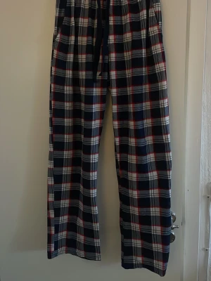 Pyjamasbyxor  - Mjuka sköna pyjamasbyxor, passar killar & tjejer. Längd 165-170?? Storlek 