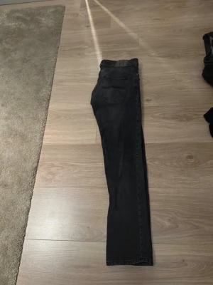 Svarta raka jeans - Säljer ett par svarta jeans med rak passform och klassisk femficksdesign. Jeansen är använda 2 gånger och är i nyskick