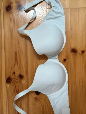 vit bh  - helt vanlig vit basic bh, skön och bra material, enkel 