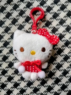Hello Kitty Hänge /nyckelring 8cm - Helt ny. En liten snygg utsmyckning att hänga på jacka, ryggsäck, barnvagn eller väska...