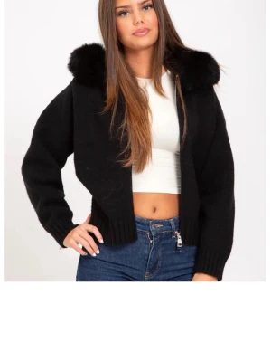 Svart cropped kofta med fuskpäls - Snygg svart cropped kofta med breda ärmar och stor krage i fuskpäls. Koftan är stickad och har ribbade muddar vid ärmslut och nederkant. Perfekt för en trendig och mysig look. Går ner k pris vid snabb affär 