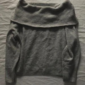Grå off shoulder stickad tröja H&M - Mysig grå stickad tröja från H&M till våren. 