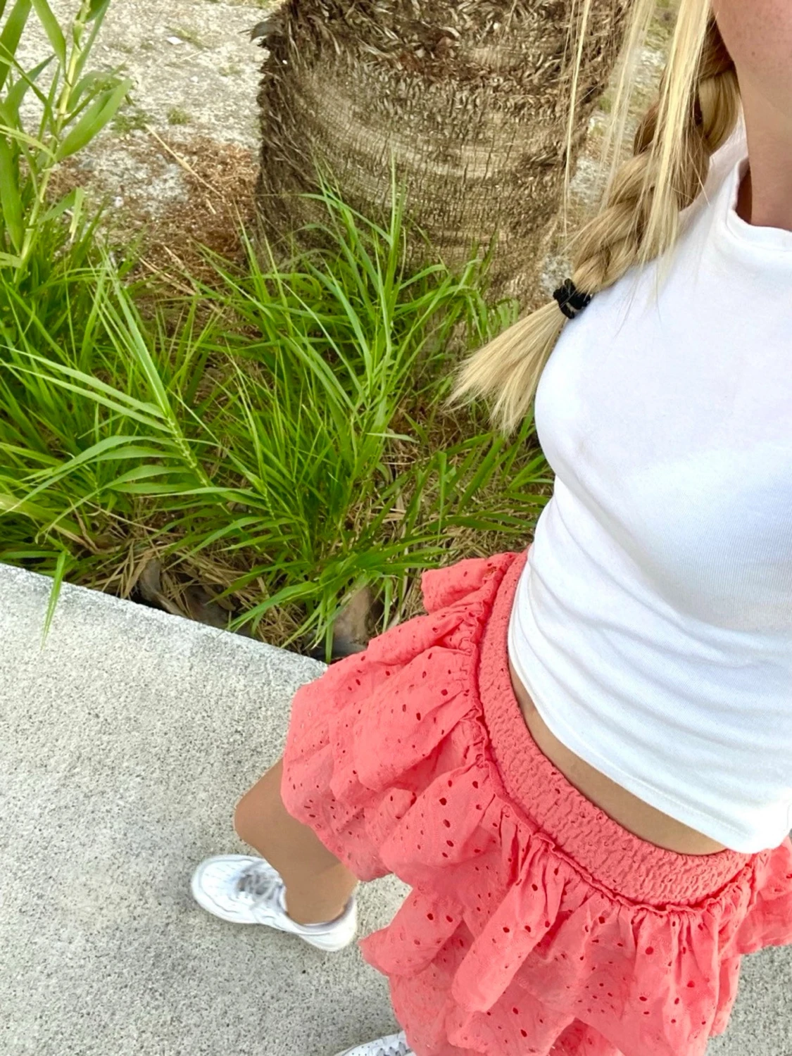 Korallrosa volangkjol med broderi