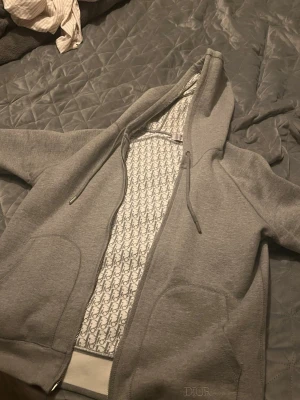 Grå zip med mönster stl M - Hej! Säljer nu min gråa zip hoodie som är i storleken M och är i slim passform, passar M och S. Priset kan diskuteras!