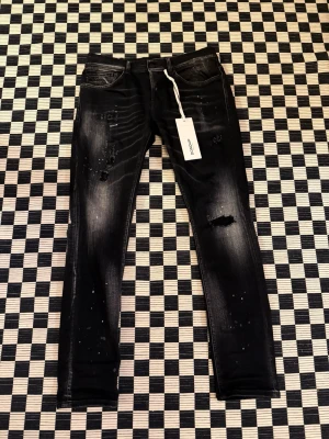 Dondup Jeans  - Säljer ett par svarta Dondup jeans ”George” i storlek 32. Knappt använda och har inga defekter.                    I princip nya! Köpta på United Fashion i Göteborg och tags och allt finns kvar.                               Nypris ligger på 4000kr.                                          Hör gärna av dig om du är intresserad eller har några funderingar. //Noa