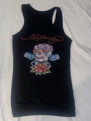 Svart Ed Hardy linnetopp med tryck -  svart linnetopp från Ed Hardy 