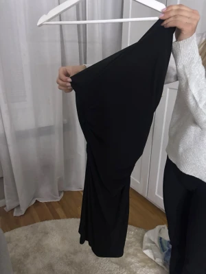 Svart oneshoulder långklänning - Säljer en svart oneshoulder klänning