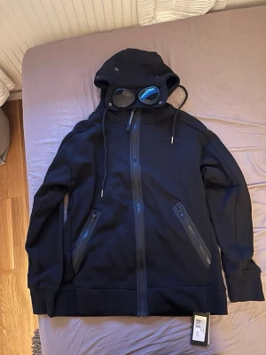 Cp company kofta, helt ny. - Säljer en cp kofta, helt ny.