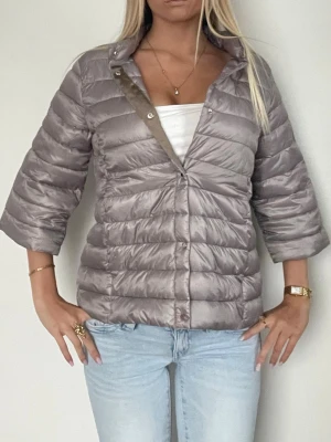 Grå/beige hernolikande jacka!  - Följ för liknande💓 grå beige herno liknande jacka i storlek S som är mycket lik orginalet med knappar krage och trekvartsärm. Från Calliope i perfekt skick! Pruta inte, tryck köp nu eller skriv vid frågor💓